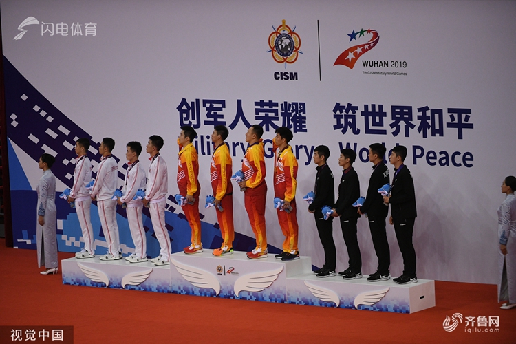 领奖台上的冠军八一队英姿勃发.(图源:视觉中国)