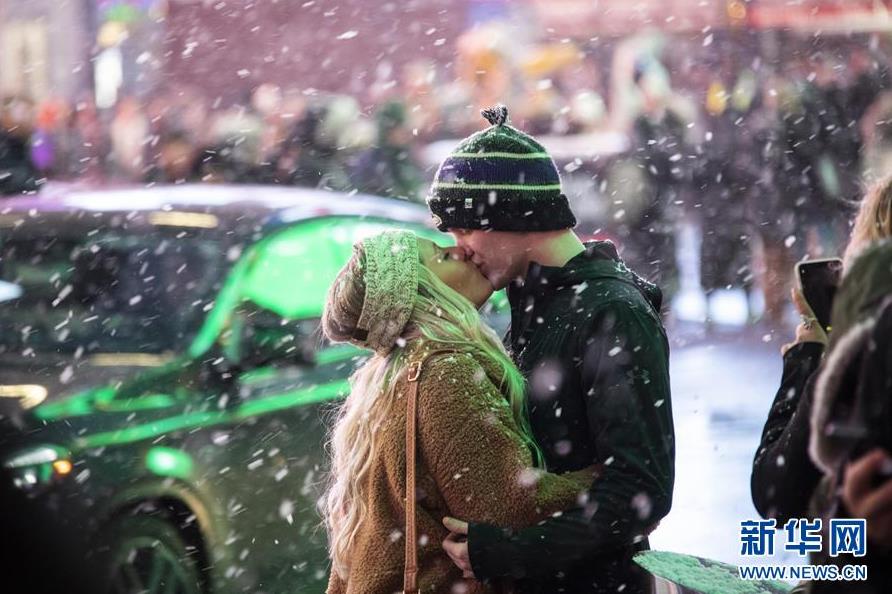 纽约遭遇短时暴风雪 风雪中一片朦胧