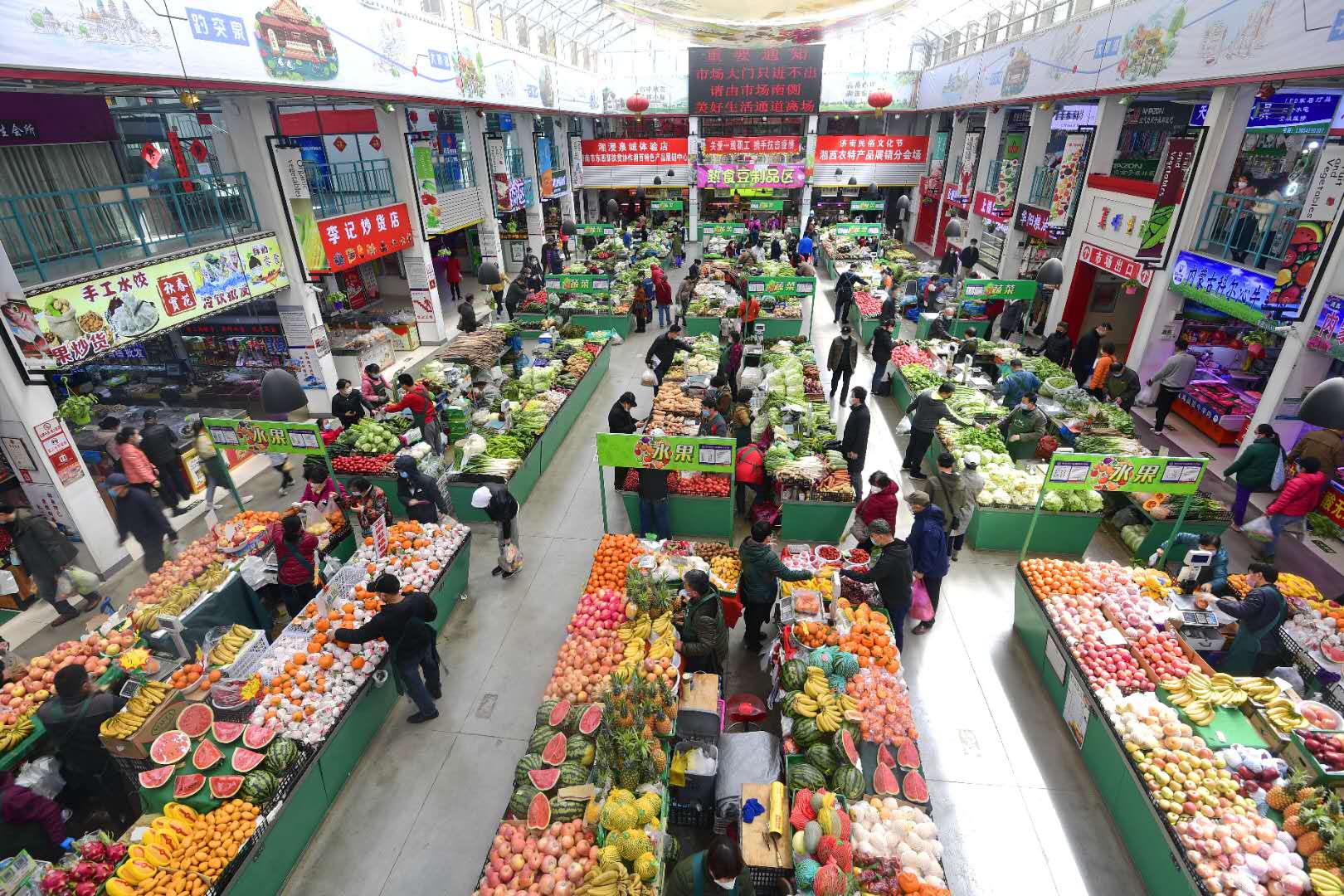 山东振大商业中心董事长付振玉率领工作人员到蔬菜批发市场,农产品