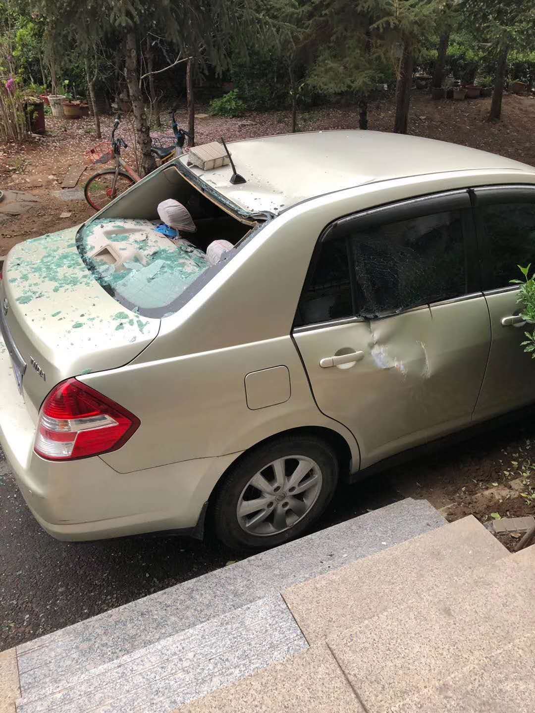 济南一小区高空坠物砸坏汽车玻璃 居民:小区老化不维修