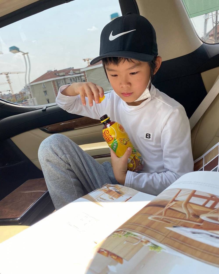 真的喜欢书王大雷晒儿子读书照
