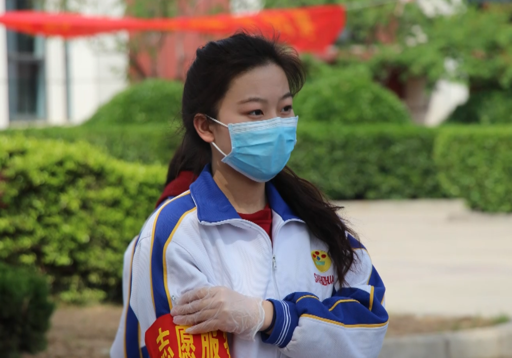疫情阻不断求知路,口罩遮不住少年颜.