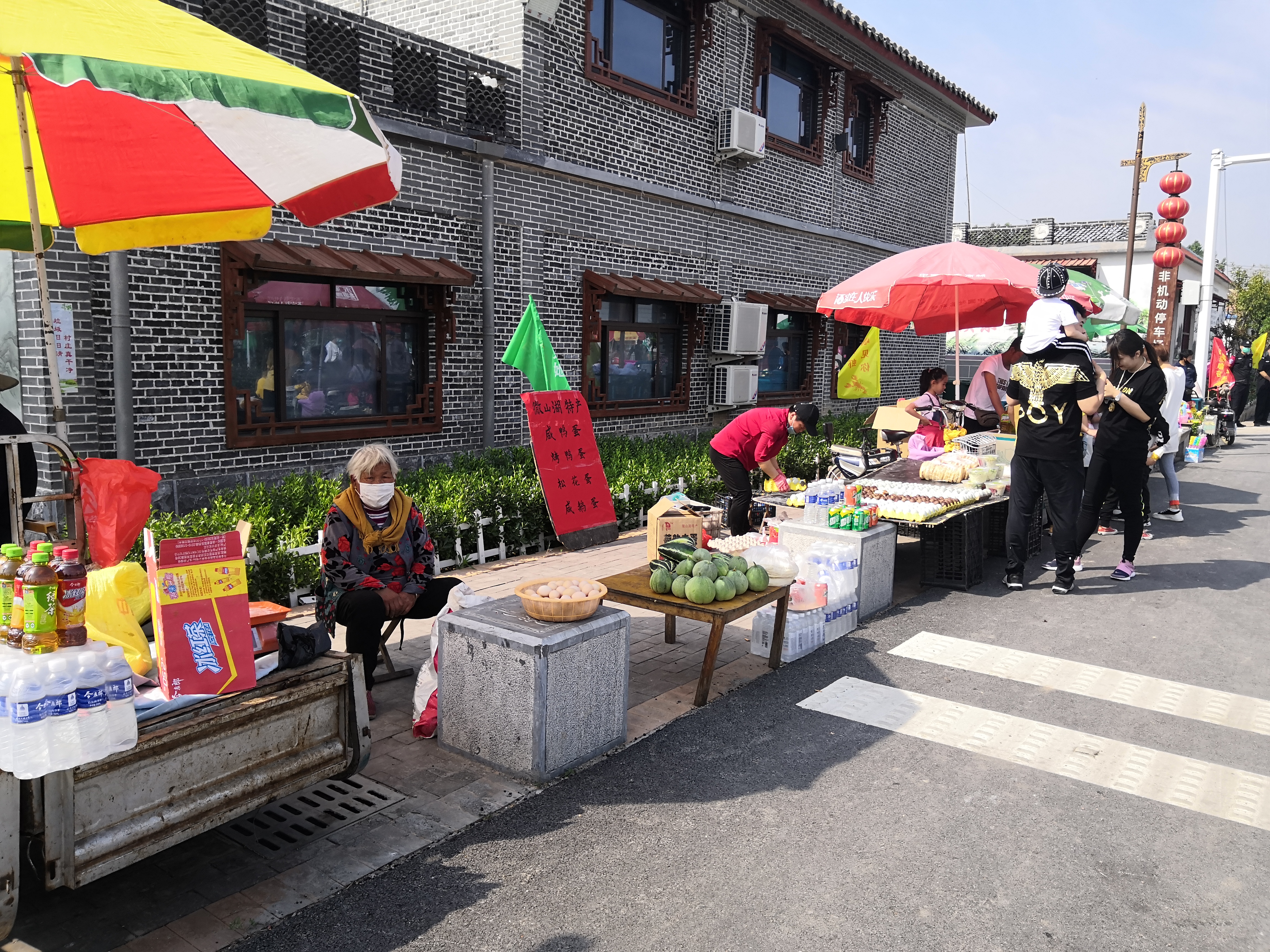 "我们喻屯甜瓜早就名声在外,举办这次活动主要向社会推介小龙虾,让