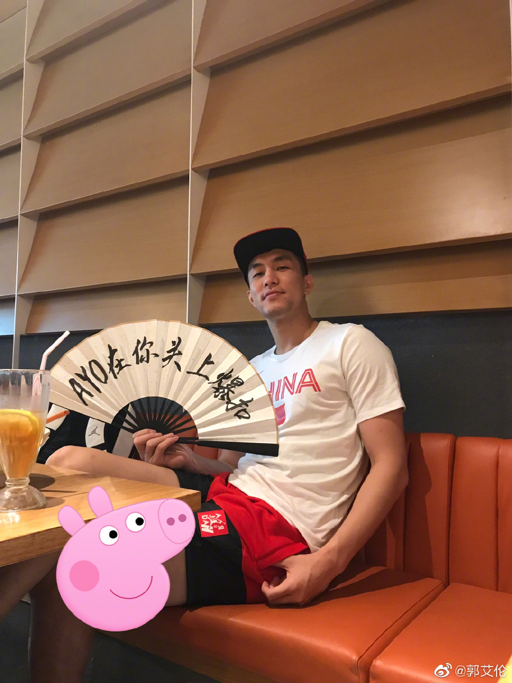 郭艾伦晒街拍帅照一身潮牌成焦点