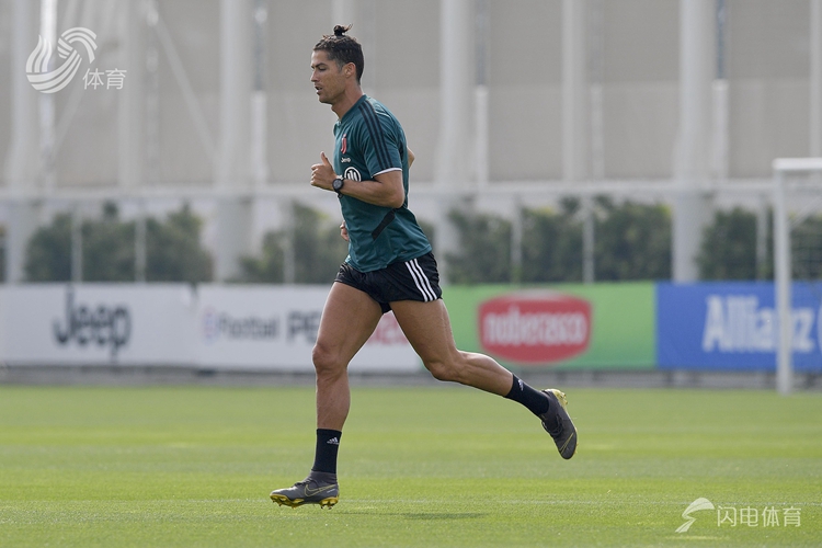 c罗扎着辫子参加训练,独特的发型引人关注.(图源:视觉中国)