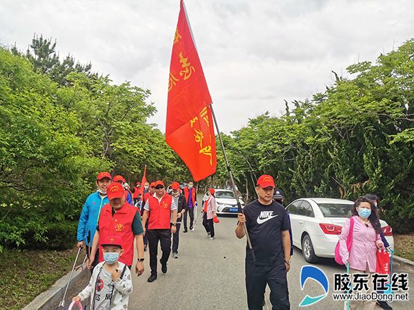 烟台市体育局组织开展"守护海岸线,清洁沙滩"志愿者服务活动