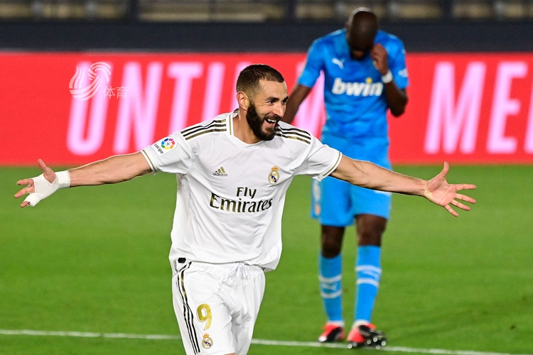 皇马3-0瓦伦西亚,本泽马飞奔庆祝