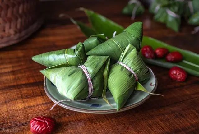 《吴江县志》载"夏至日,作麦粽,祭先毕,则以相饷.