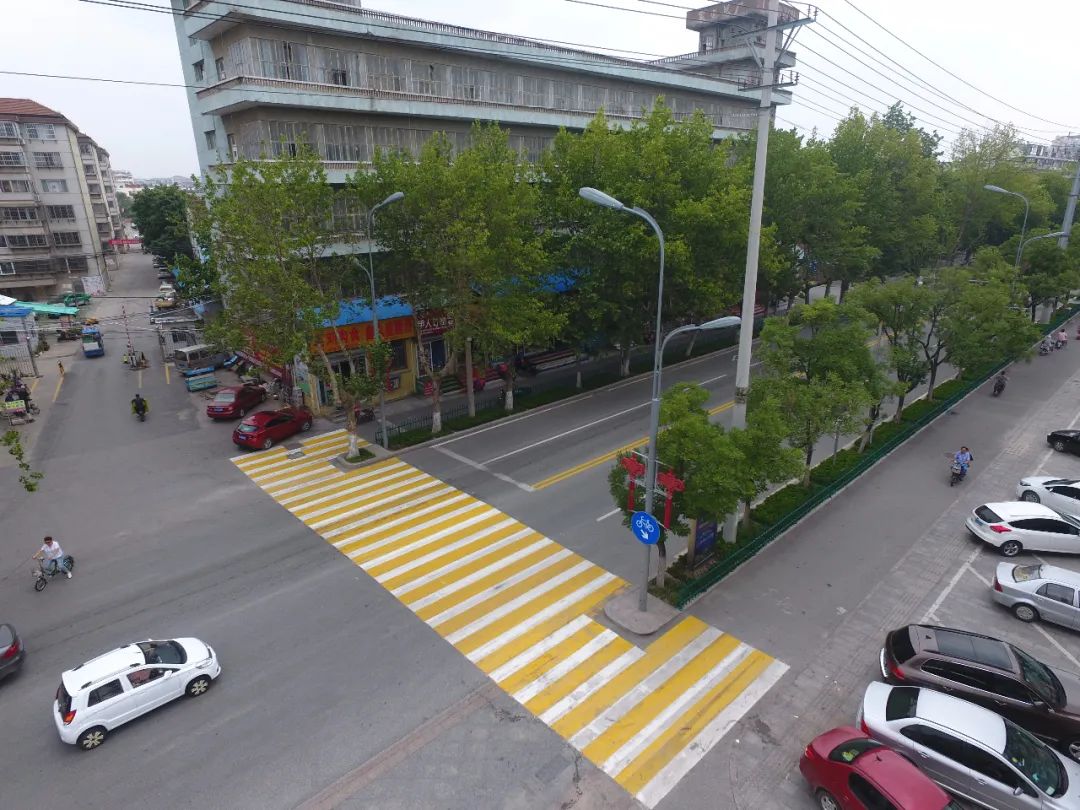 莱阳惊现彩色斑马线学校医院商场小区人行道颜色各不同