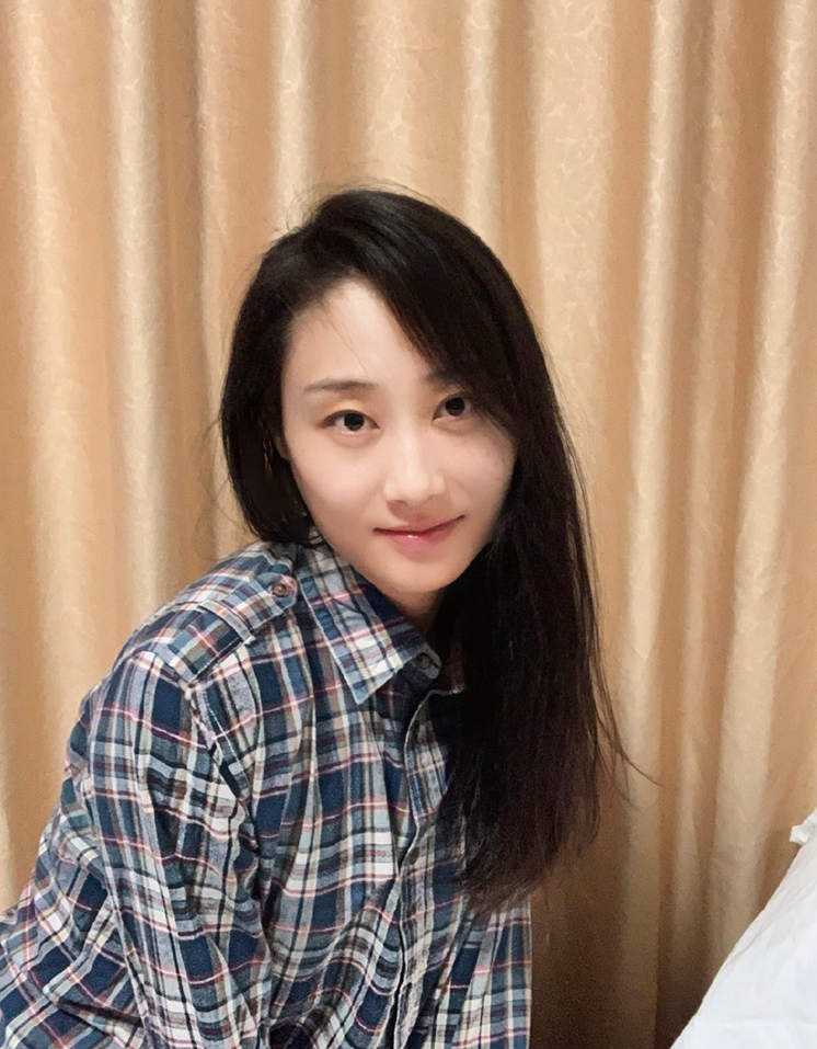 撑杆跳女神李玲晒自拍身材高挑颜值超高