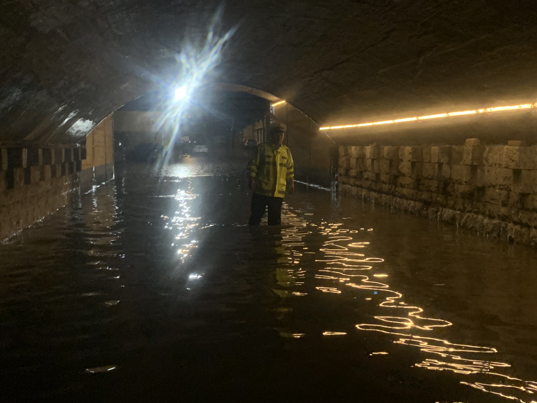 滂沱大雨中那一抹堅守的熒光黃