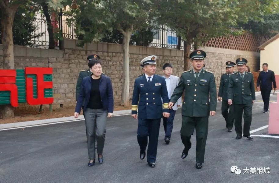 10月20日,济南警备区司令员崔少良一行到钢城区检查