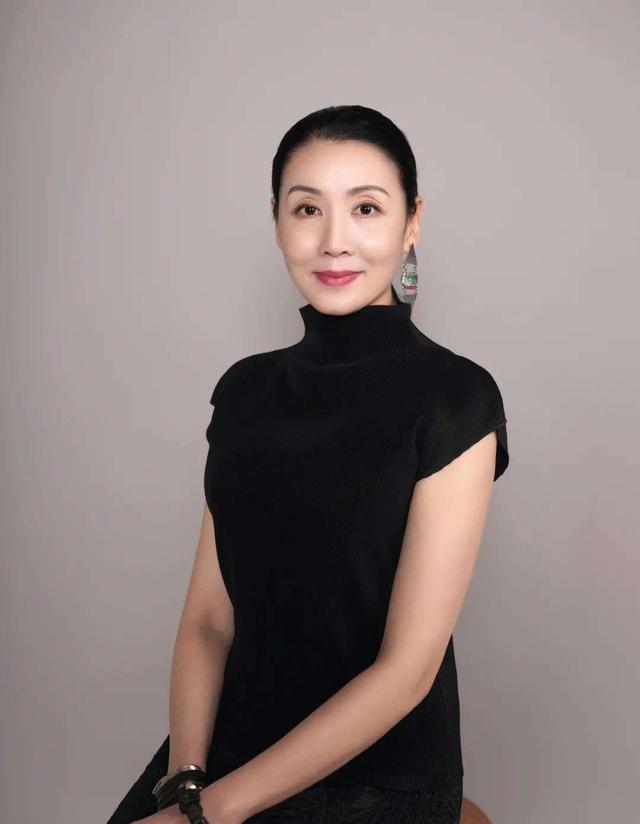 52岁韩再芬穿上绿裙子不浮夸还挺仙扎着复古麻花辫质朴美丽