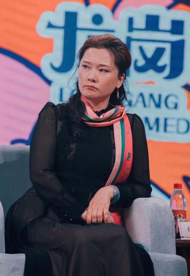 何赛飞服老真实在穿得朴素不说还敢全素颜这勇气可嘉