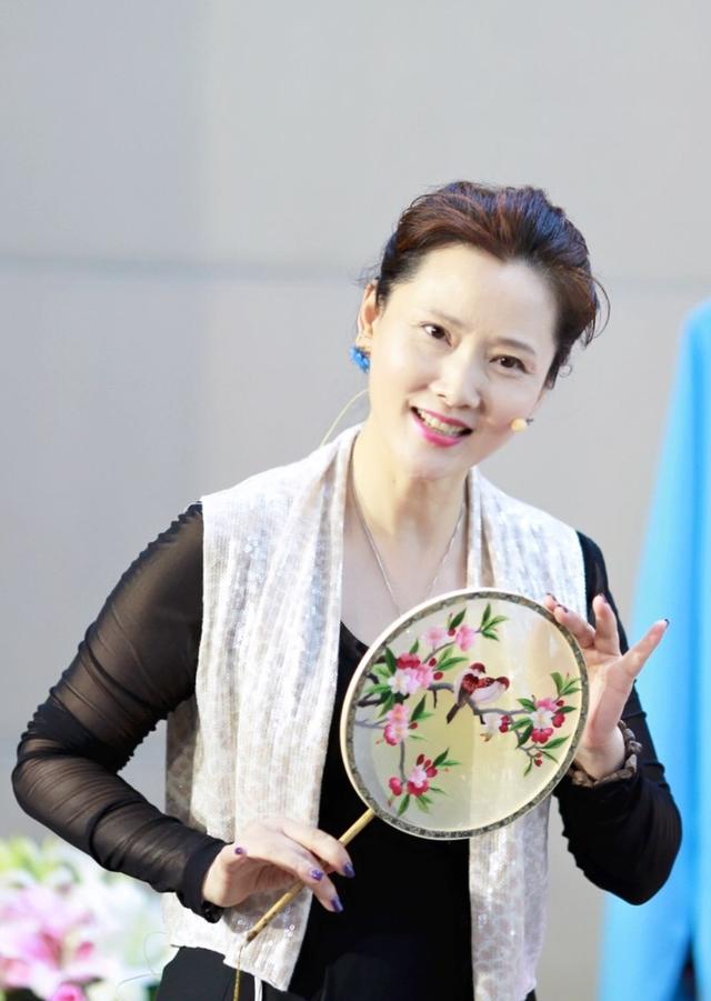 何赛飞服老真实在穿得朴素不说还敢全素颜这勇气可嘉