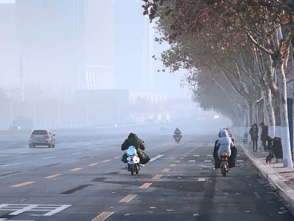 组图:山东继续发布大雾橙色预警 济南等地出现强浓雾