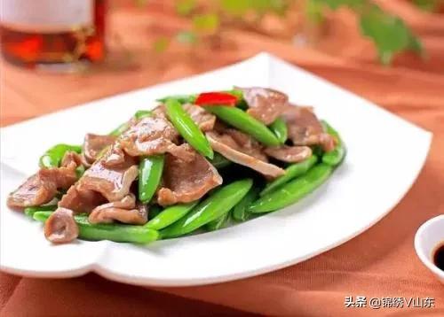 用料:熟猪舌1只红椒半只蒜苗3根干辣椒生姜鸡精料酒白糖食用油酱油