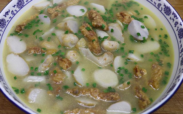 喜欢吃芋头的要收藏,加上酥肉一起炖,软糯鲜香,出锅汤汁都喝光