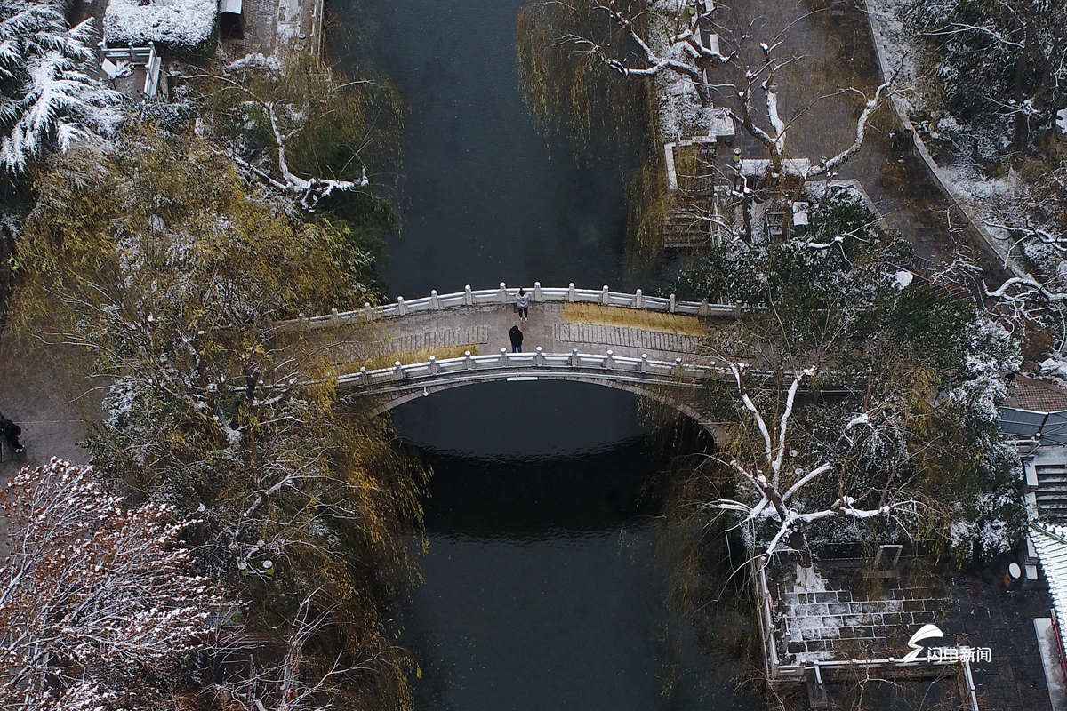 济南黑虎泉雪景图片