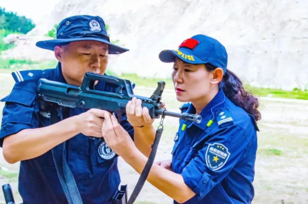 一槍打滅五燭火山東女警孫陶央視警察特訓營再展神技