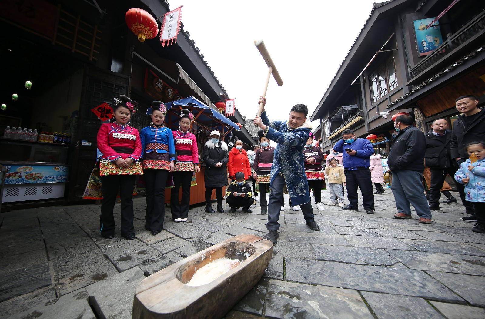 苗,侗民族同胞加紧排练拦门酒,芦笙舞,琵琶歌,打糍粑等苗族,侗族传统