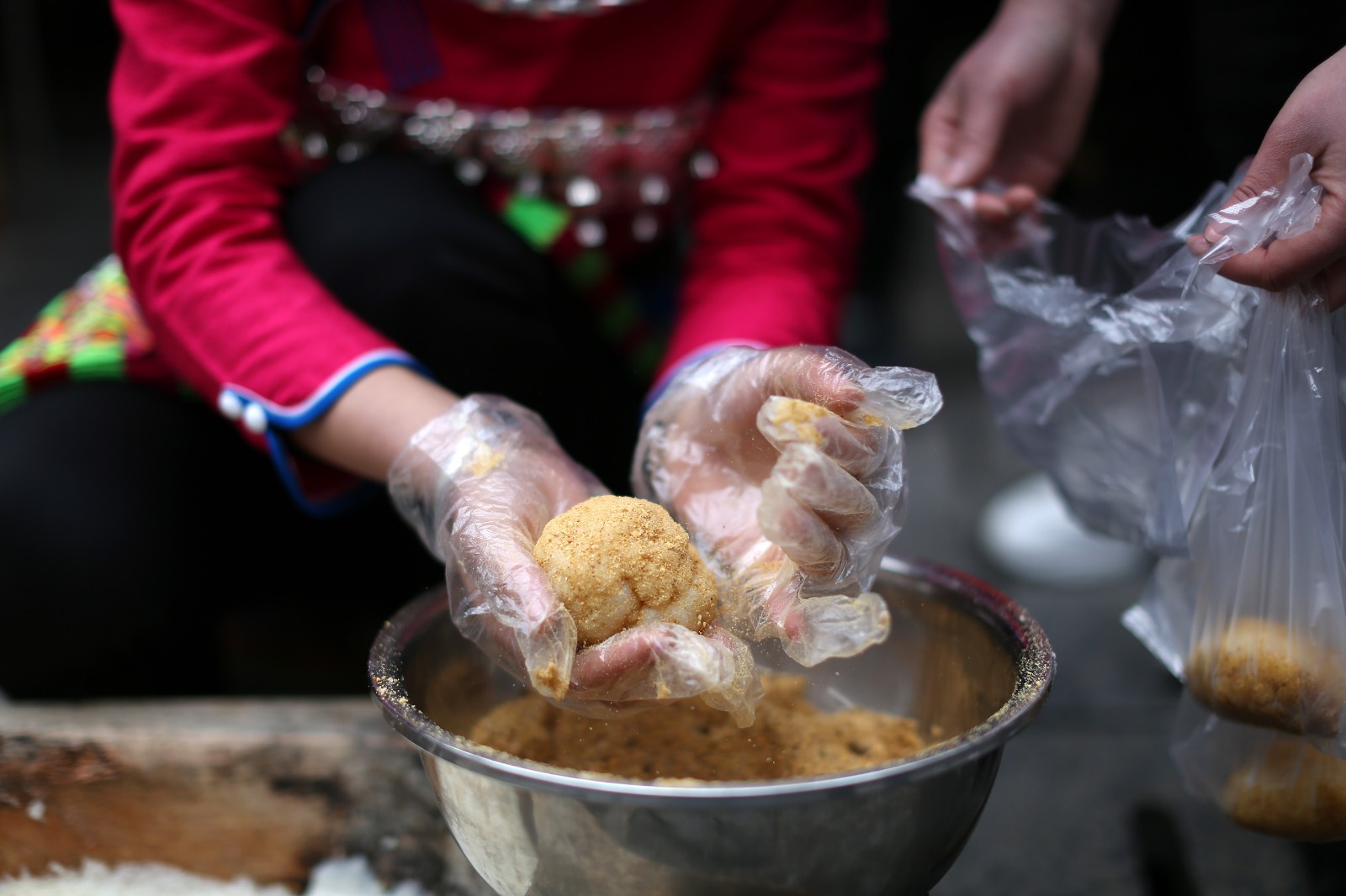 苗,侗民族同胞加紧排练拦门酒,芦笙舞,琵琶歌,打糍粑等苗族,侗族传统