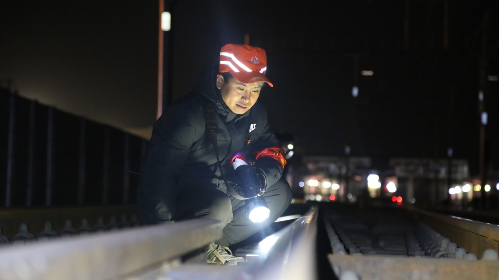 2月13日,银川工务段职工节日期间坚守岗位,利用夜间天窗时间认真检查