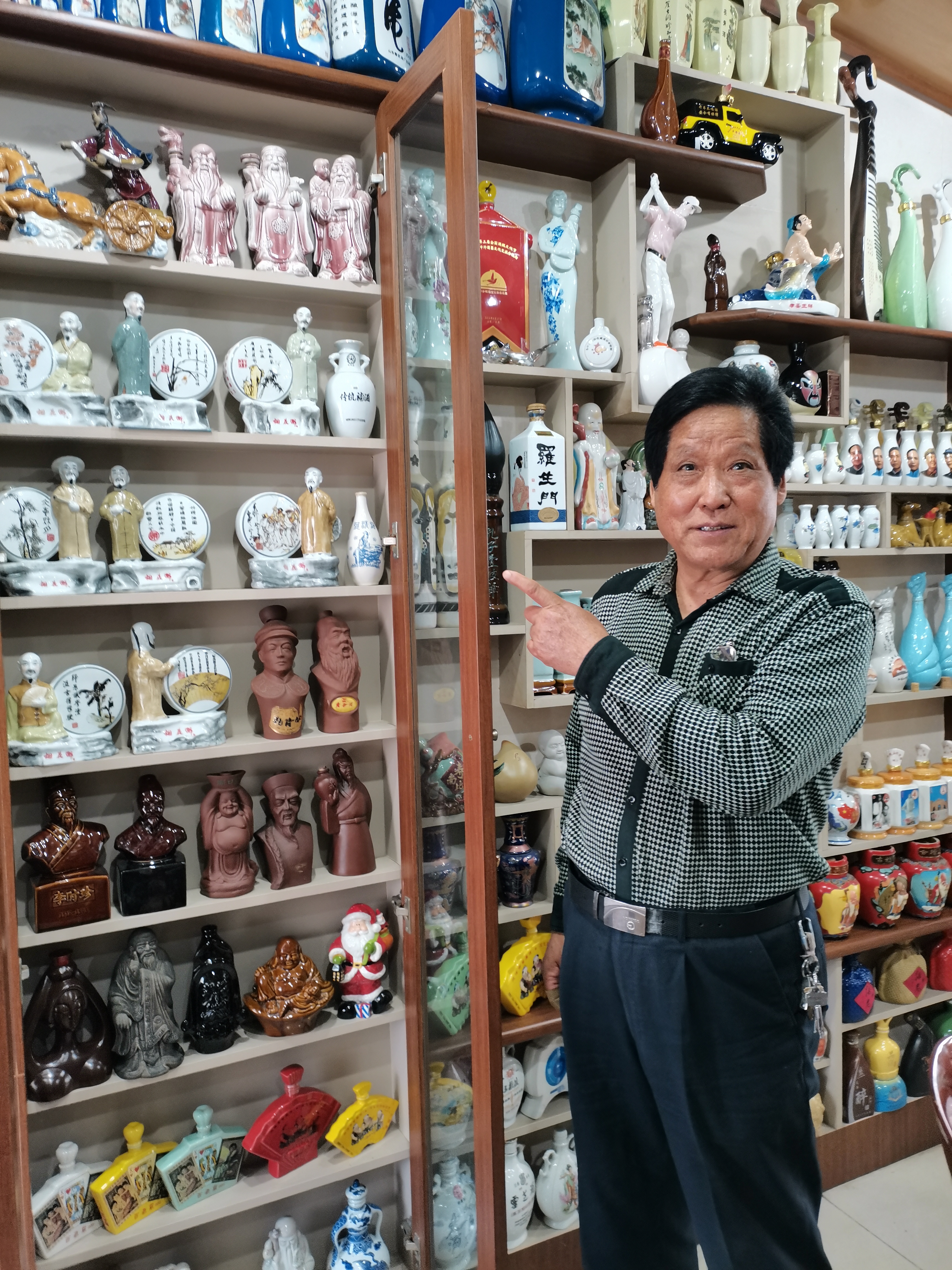 30年收藏了万件酒器酒瓶李传统想把它们无偿捐赠