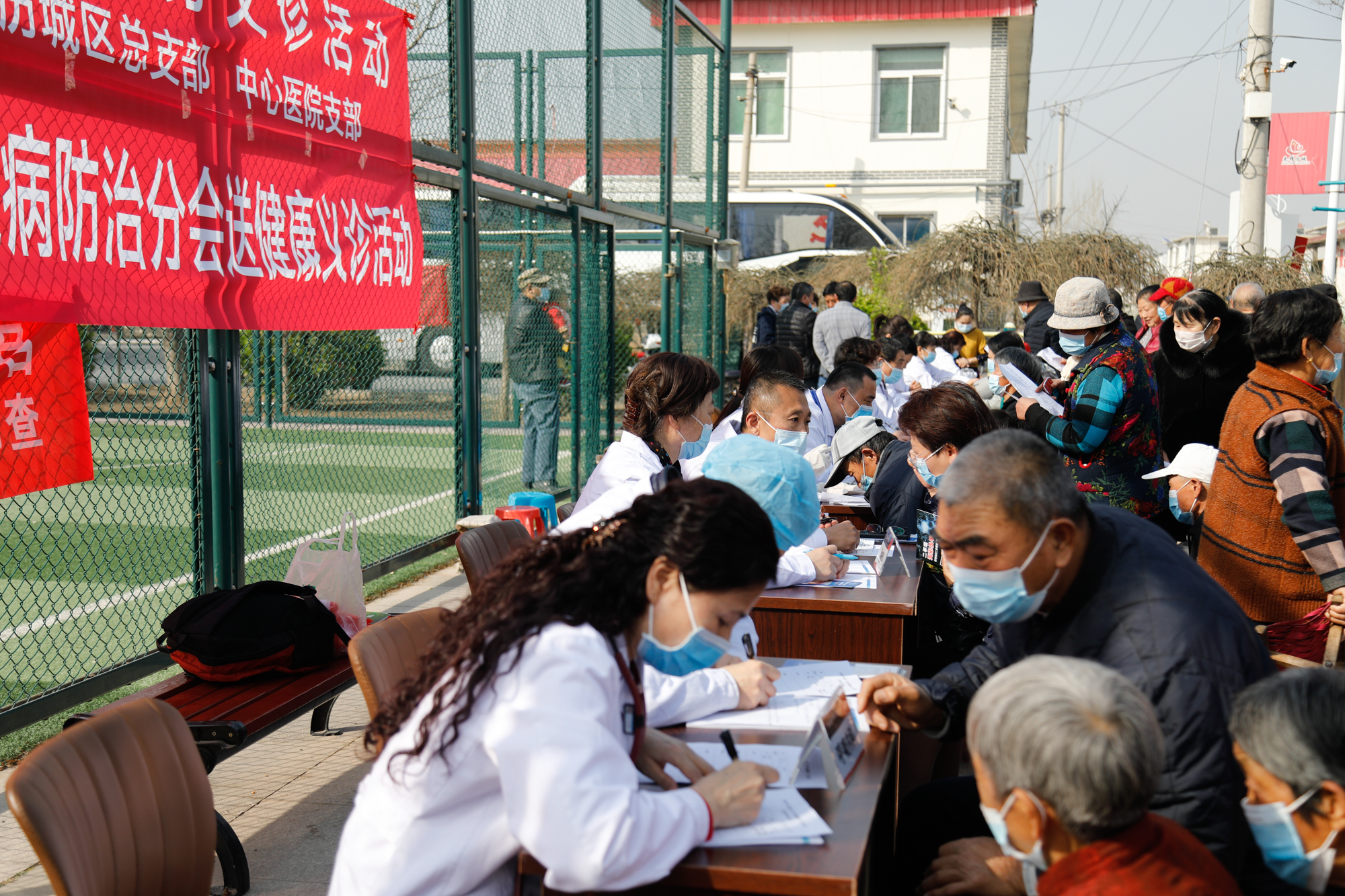 济南市中心医院百名专家健康行大型义诊活动走进济南历城东沙河四村