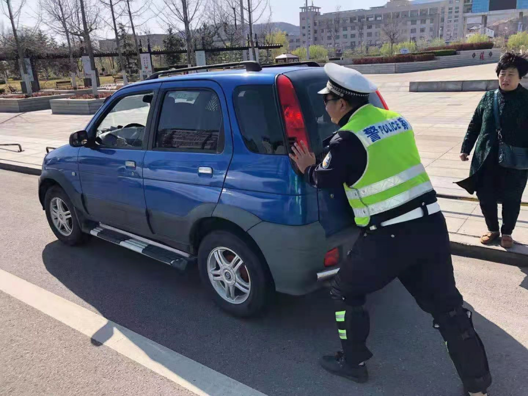 臨沂交警臨沂交警支隊結合清明節期間道路通行的規律,特點,在人流,車