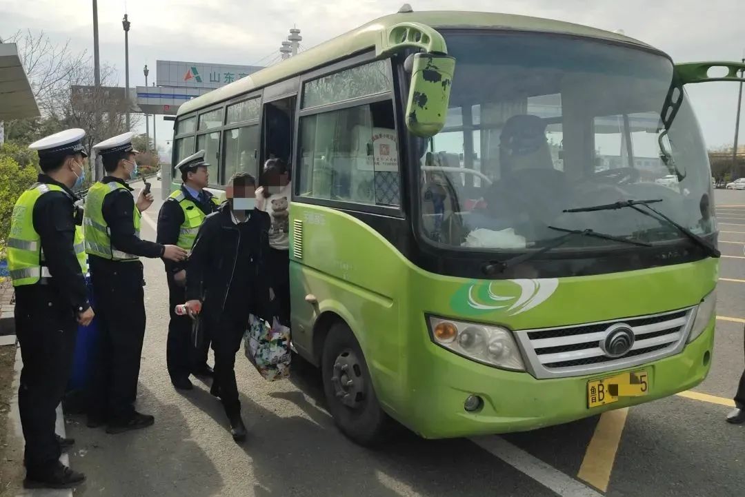 巡逻至沈海高速715km处时,发现一辆鲁b号牌的绿色大客车车内人头攒动