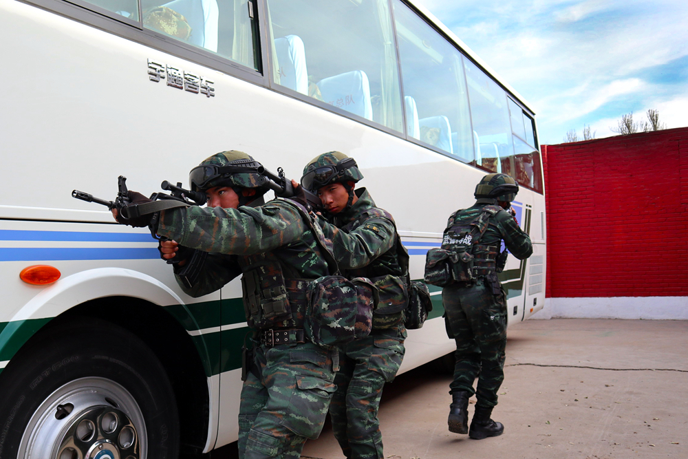 直击现场武警北京总队反劫持演练