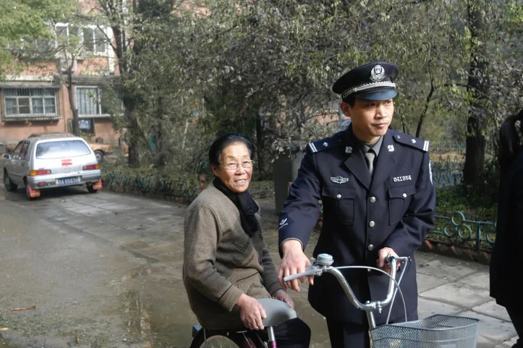 如参天白杨,佑护一方的北京民警刘安……北京新闻闪电新闻专栏阅读靠