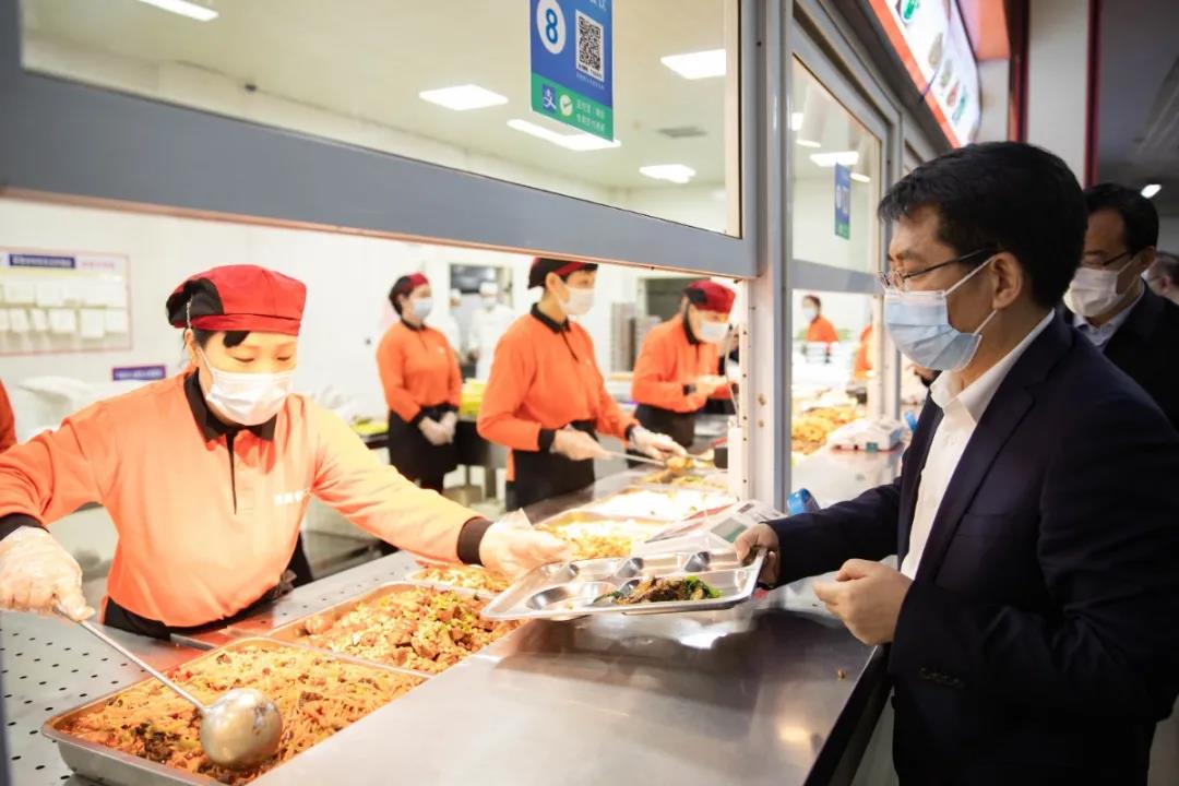 操作规范和厉行节约等情况,并在山东理工职业学院学生食堂与大学生一