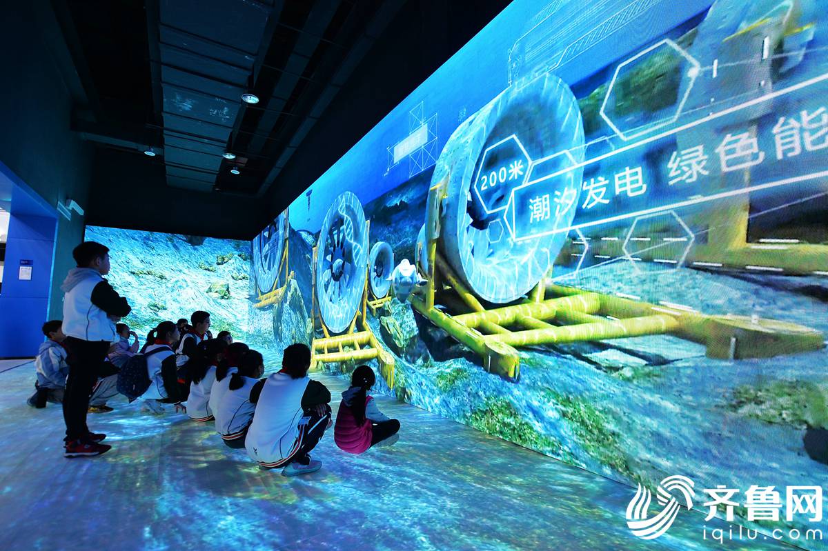 青岛小学生体验人工智能 感受科技魅力