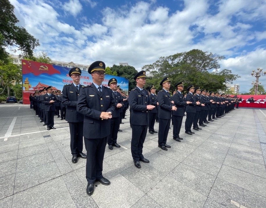 由山水组成,象征"绿水青山就是金山银山",整体表达了环保人守护蓝天