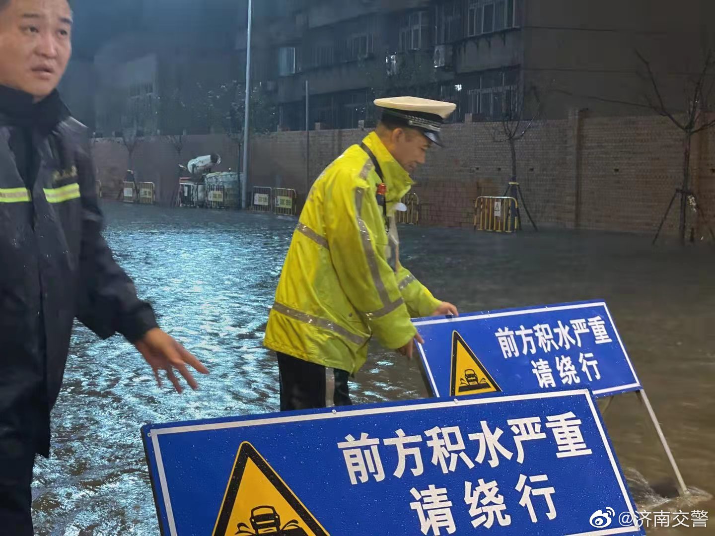 济南交警因降雨积水生产路等多处铁路桥附近实行交通管制