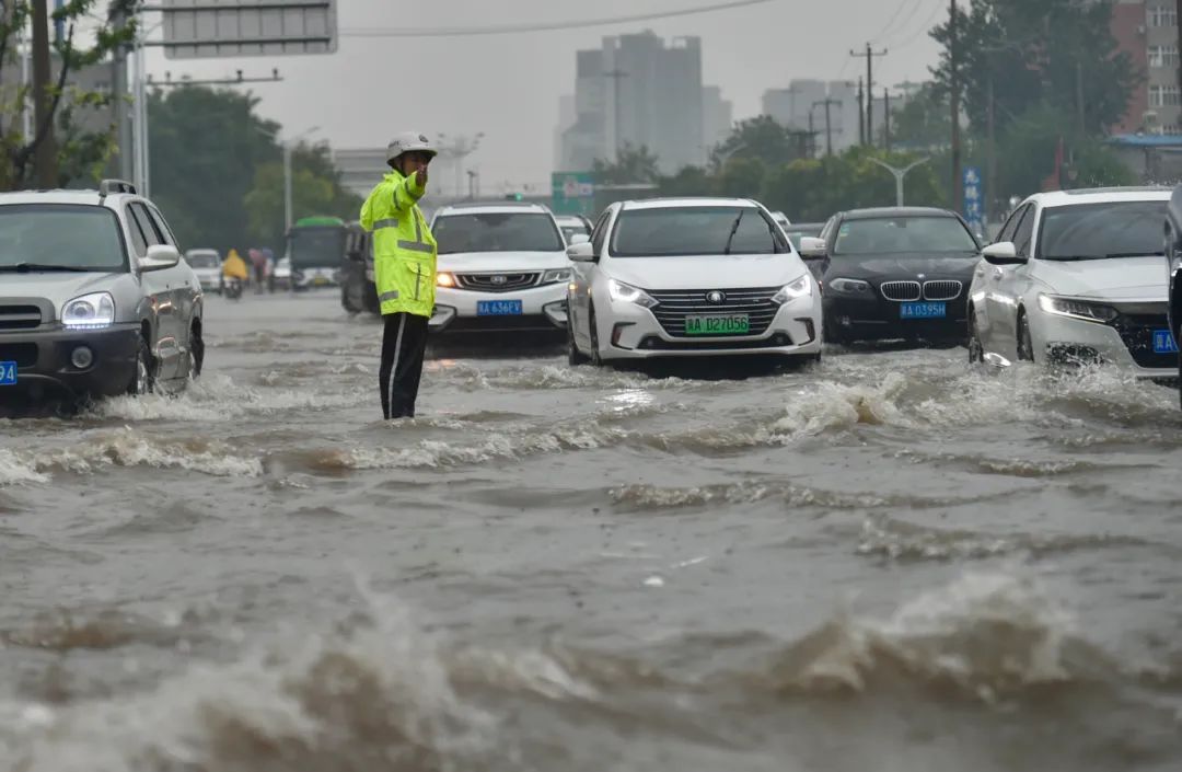 告急河南新乡41地遭遇特大暴雨安阳全市公交停运
