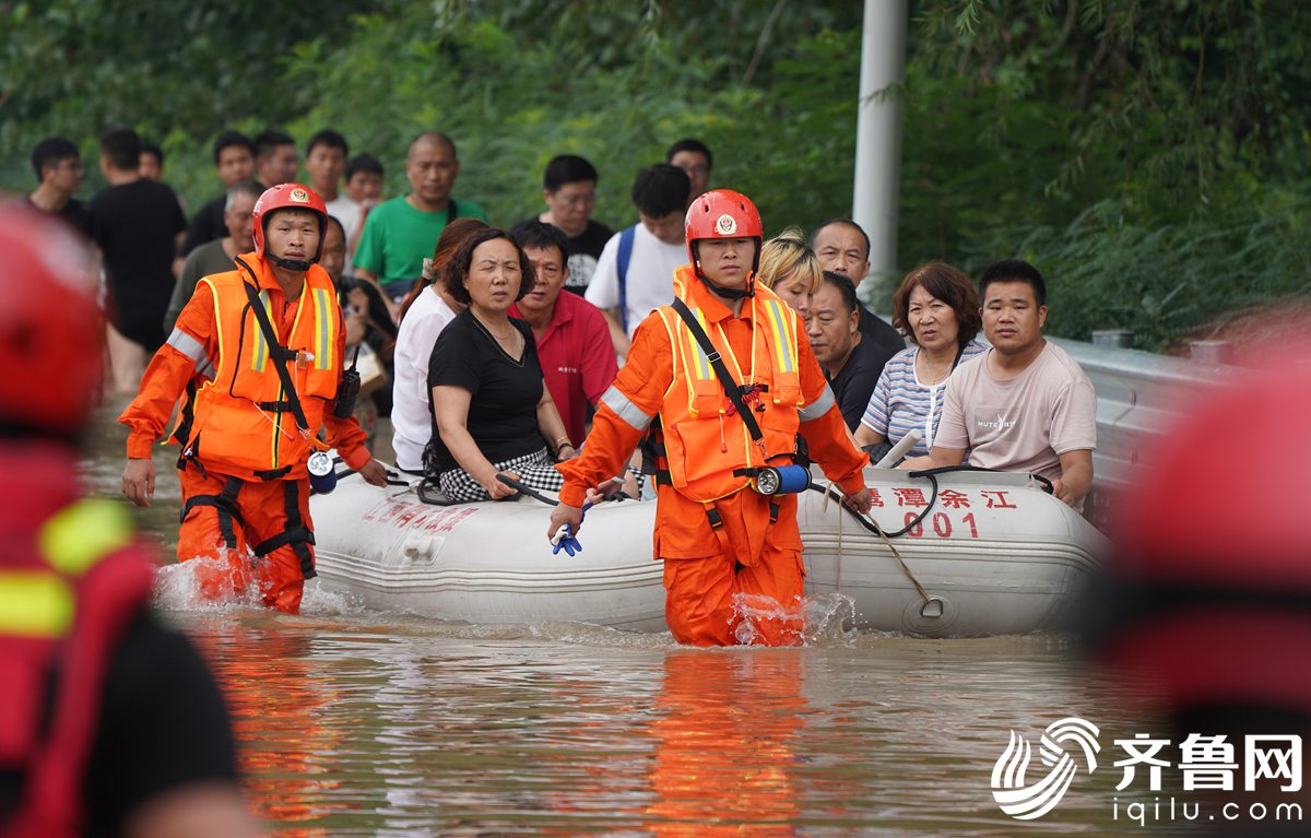 一方有难八方支援各地救援队奔赴郑州参与救灾