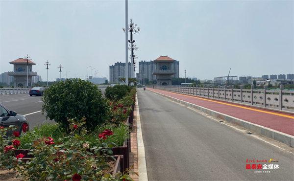 泰安迎胜路灵山大街至万官大街段地面辅道今日通行标志全线达到通车