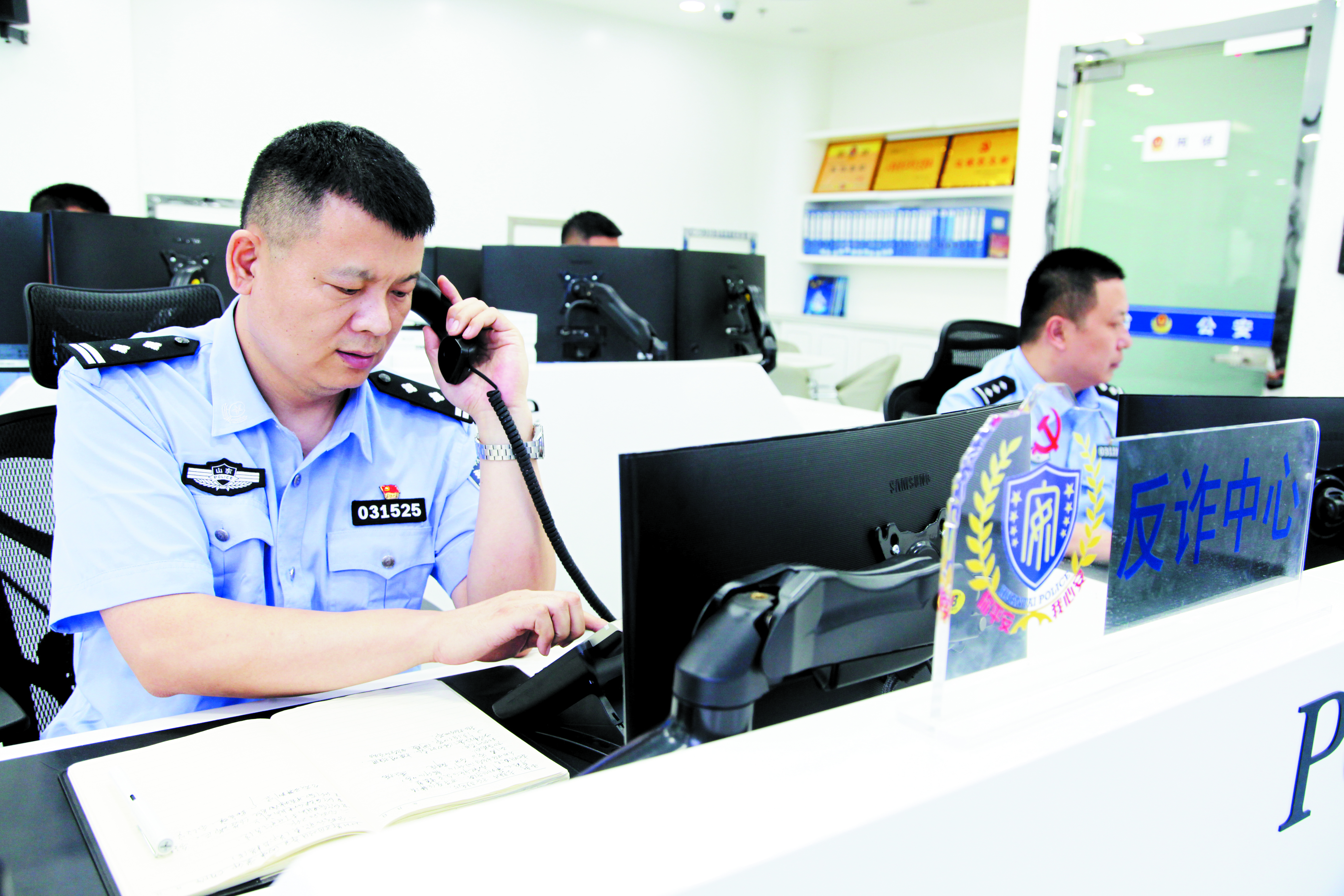 女子接惊人电话深陷电信诈骗不能自拔 淄博民警奋战四小时保下98万元