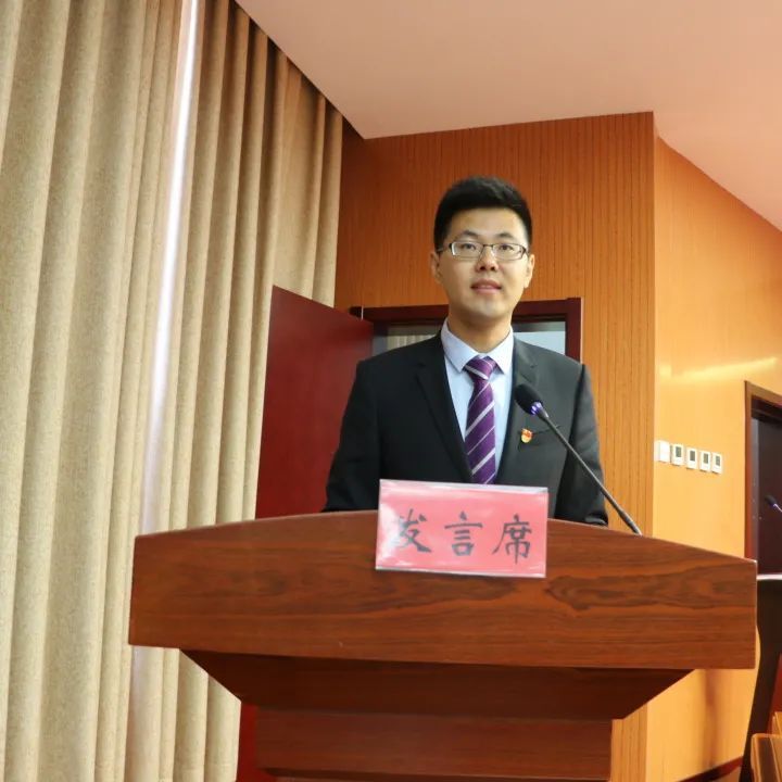 宪法宣誓会上审议并表决通过了3名同志辞去副镇长职务的申请,审议通过