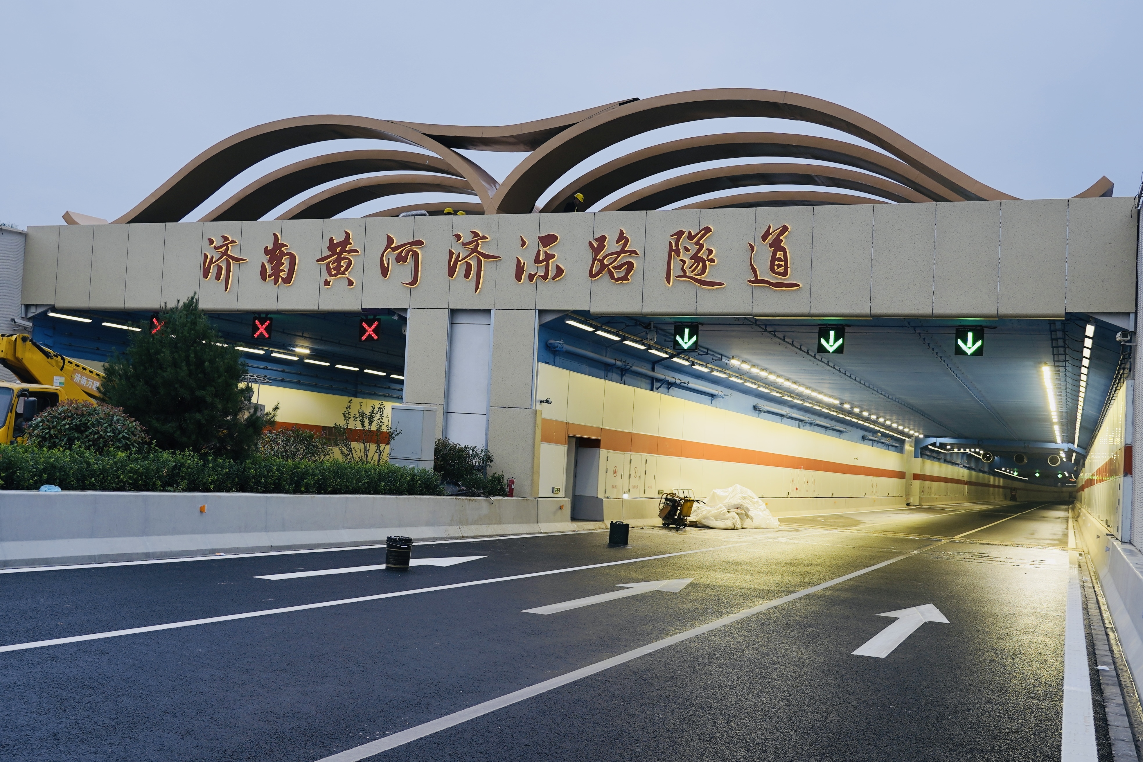 据了解,"济南黄河济泺路隧道"字体源于元代著名画家赵孟頫的书法字体.