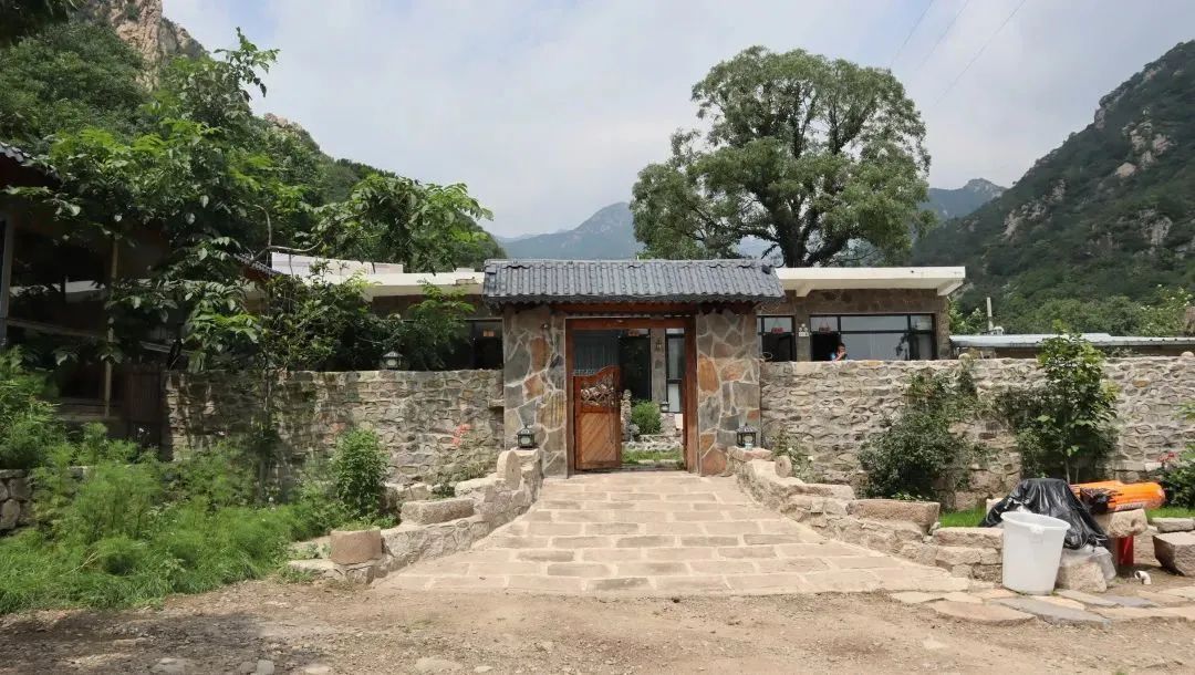 乡村振兴九渡河镇庙上村红色体验项目带动民俗民宿发展