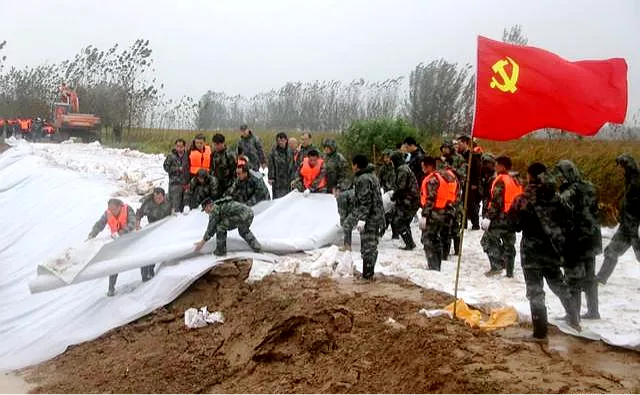 滨州市党员干部冲锋在前让党旗高高飘扬在防汛救灾一线