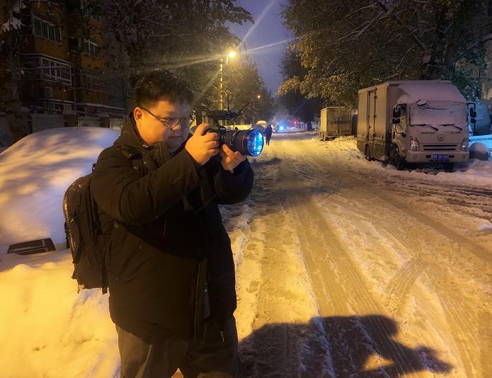 这个帅帅的身影是沈阳发布,沈报全媒体记者王韬博,在去医院看病的路上