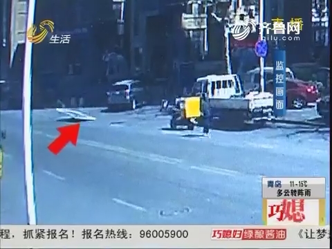 青岛：指示牌腾空飞起 面包车被砸