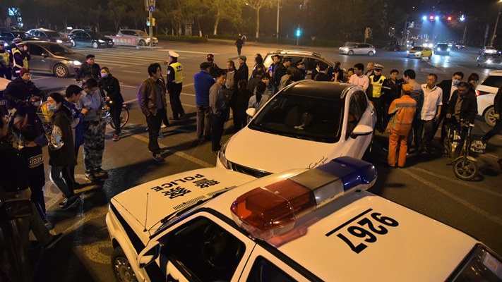 70秒司机离车忘摘档轿车无人驾驶穿经十路怼上警车