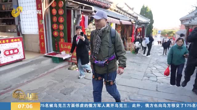 80元起租 登山助力机器人吸引众多泰山游客