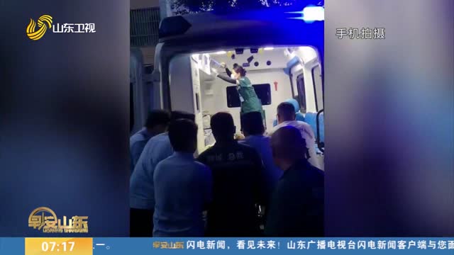 聊城：7楼无电梯 9人抬被褥架10分钟救下300斤昏迷男子